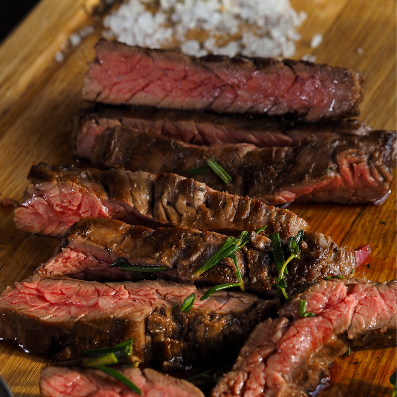 Bavette de bœuf tranchée sur planche
